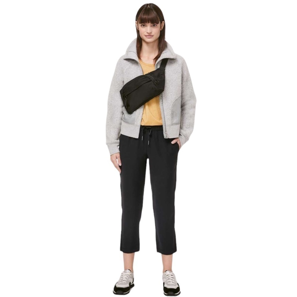 Lululemon On The Fly Crop *Woven 23" size 2 Black Travel Pant